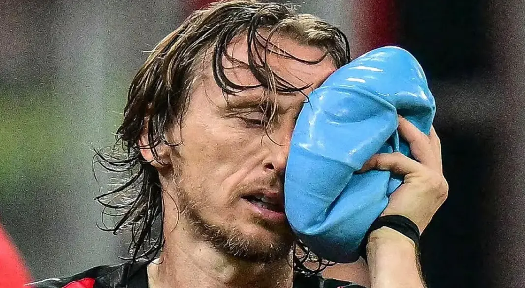 আহত হয়ে মাঠ ছাড়েন লুকা মদরিচ। ছবি : সংগৃহীত