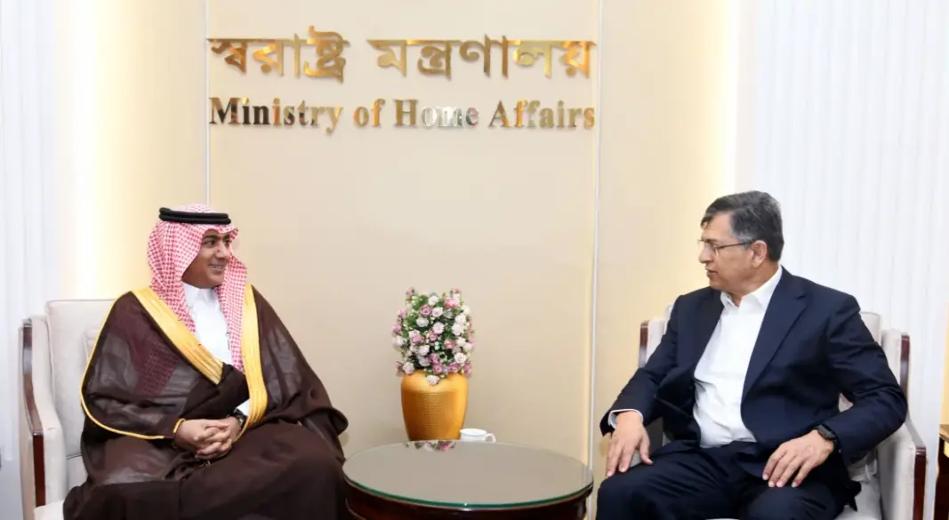 স্বরাষ্ট্রমন্ত্রীর সঙ্গে বাংলাদেশে নিযুক্ত সৌদি আরবের রাষ্ট্রদূত ড. আবদুল্লাহ জাফর বিন আবিয়াহ। ছবি: স্বরাষ্ট্র মন্ত্রণালয়