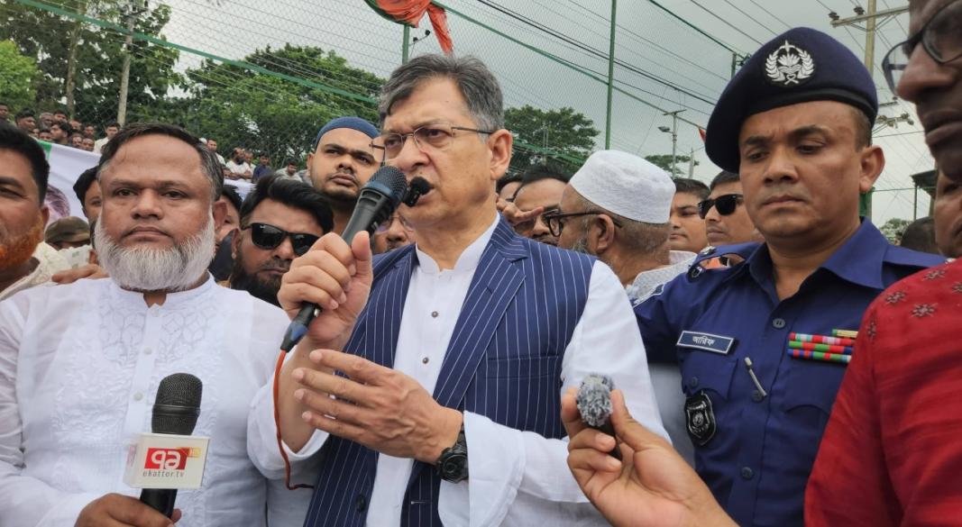 চকরিয়া উপজেলার লক্ষ্যারচর এলাকায় ত্রাণ সামগ্রী বিতরণে স্বরাষ্ট্রমন্ত্রী সালাহউদ্দিন আহমদ