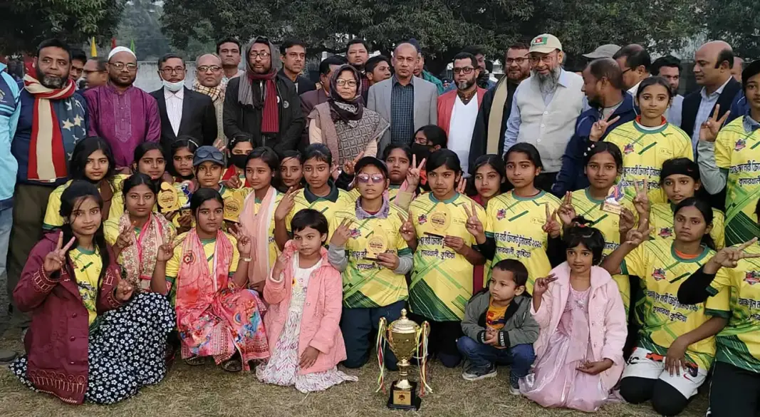নারী ক্রিকেটারদের সঙ্গে শিক্ষা সচিব রেহেনা পারভীন।
