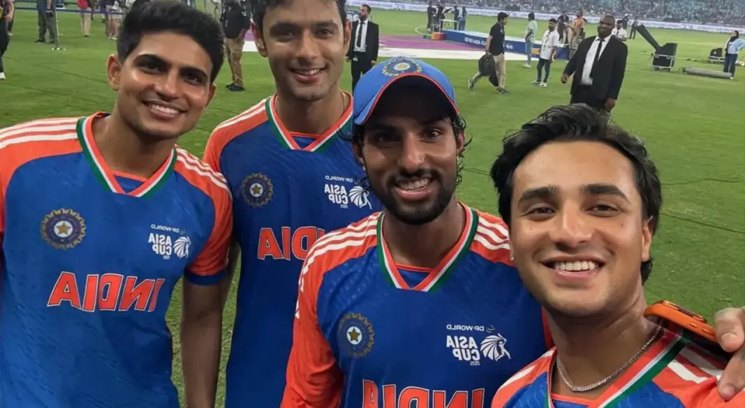 সতীর্থদের সঙ্গে অভিষেক শর্মার সেলফি। ছবি : সংগৃহীত