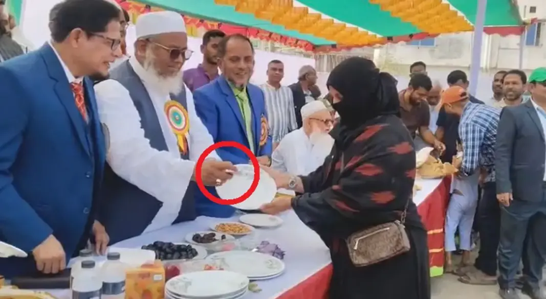 নারায়ণগঞ্জ-৪ আসনে স্কুলের পুরস্কার বিতরণ অনুষ্ঠানে টাকা বিতরণ করেন মুফতি মনির হোসেন কাসেমী। ছবি: সংগৃহীত