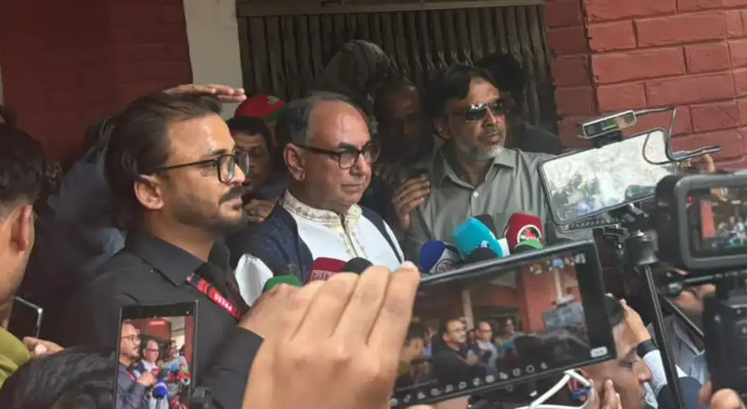 রাজধানীতে নিজের ভোট প্রদান শেষে সাংবাদিকদের সঙ্গে আলাপকালে ঢাকা-৮ আসনের বিএনপি প্রার্থী ও দলটির স্থায়ী কমিটির সদস্য মির্জা আব্বাস |