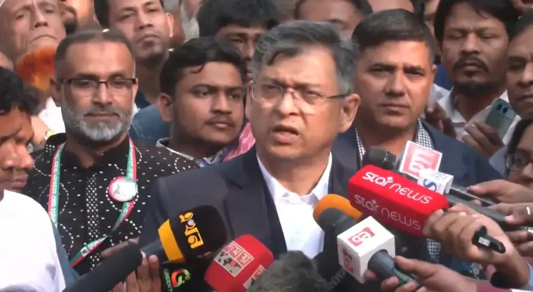 সাংবাদিকদের সঙ্গে আলাপকালে সালাহউদ্দিন। ছবি : সংগৃহীত