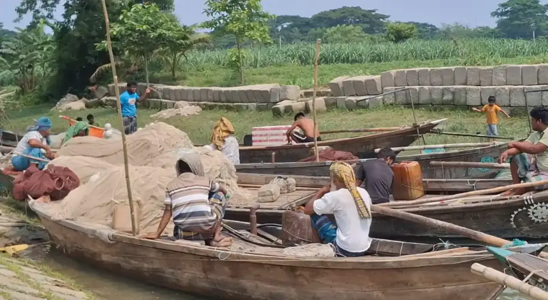 জাল মেরামত ও নৌকা সংস্কারে ব্যস্ত জেলেরা