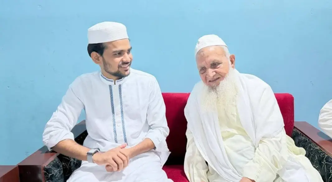 এনসিপি নেতা আসিফ মাহমুদ সজীব ভূঁইয়া ও হেফাজতে ইসলাম বাংলাদেশের আমির আল্লামা শাহ মুহিববুল্লাহ বাবুনগরী। ছবি : সংগৃহীত