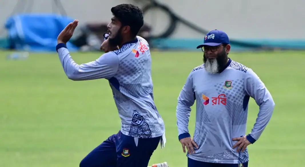 রিশাদ ও বাংলাদেশের সাবেক স্পিন বোলিং কোচ সাকলায়েন মুশতাক। ছবি : সংগৃহীত