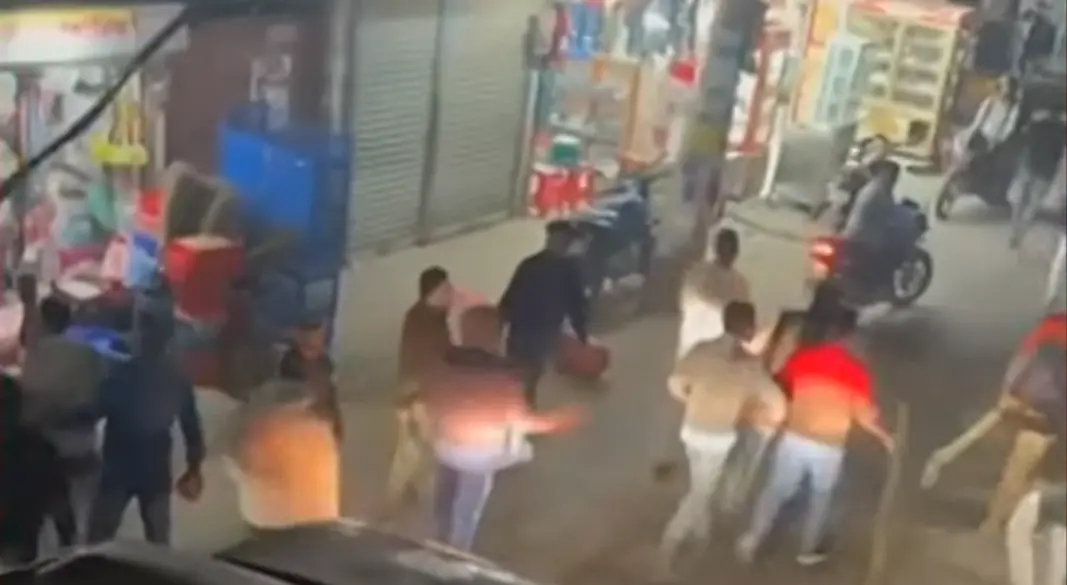 চাঁদপুর-৪ আসনে দুই প্রার্থীর সমর্থকদের সংঘর্ষ।  ছবি : সংগৃহীত