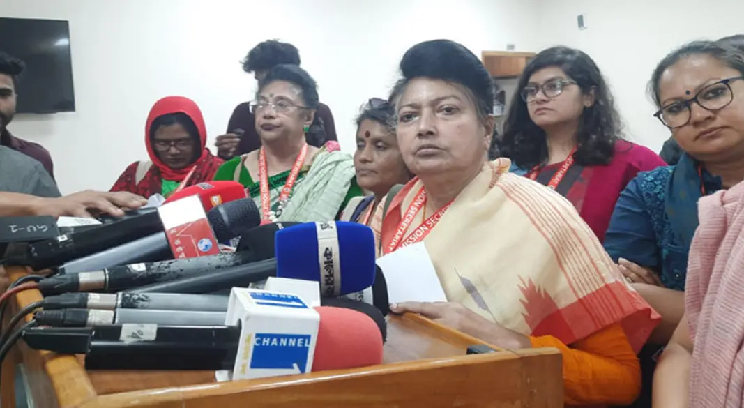 সিইসির সঙ্গে দেখা করতে যান নারী নেত্রী ও অধিকারকর্মীরা। ছবি : সংগৃহীত