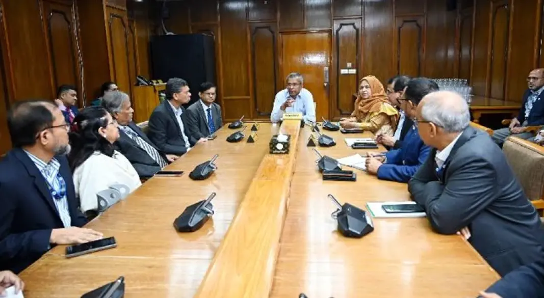 কর্মকর্তাদের বৈঠকে গভর্নর মো. মোস্তাকুর রহমান।