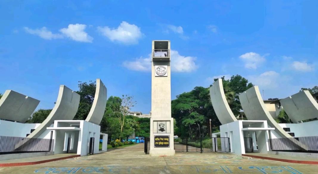 কুমিল্লা বিশ্ববিদ্যালয়ের প্রধান ফটক।