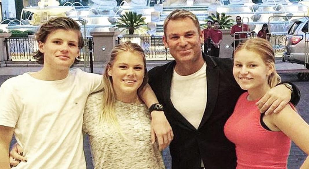 তিন সন্তানের সঙ্গে প্রয়াত কিংবদন্তি শেন ওয়ার্ন। ছবি: ইন্সটাগ্রাম