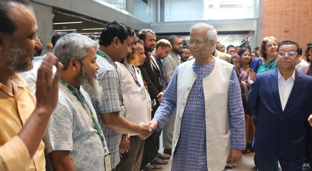 ইউনূস সেন্টারে যান ড. মুহাম্মদ ইউনূস। ছবি : সংগৃহীত