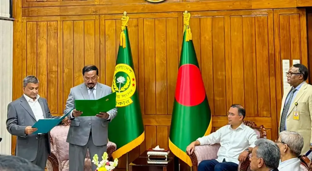 শপথ নিচ্ছেন সারোয়ার আলমগীর। ছবি: সংগৃহীত