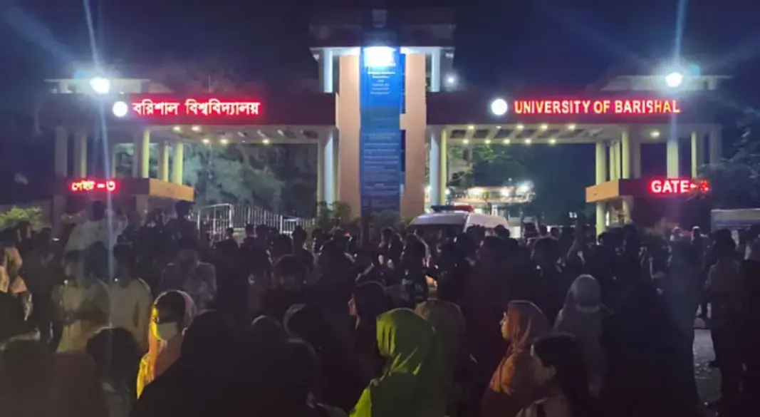 সড়ক দুর্ঘটনায় বরিশাল বিশ্ববিদ্যালয়ের এক শিক্ষার্থী নিহত হওয়ার প্রতিবাদে মহাসড়ক অবরোধ করেন সহপাঠীরা