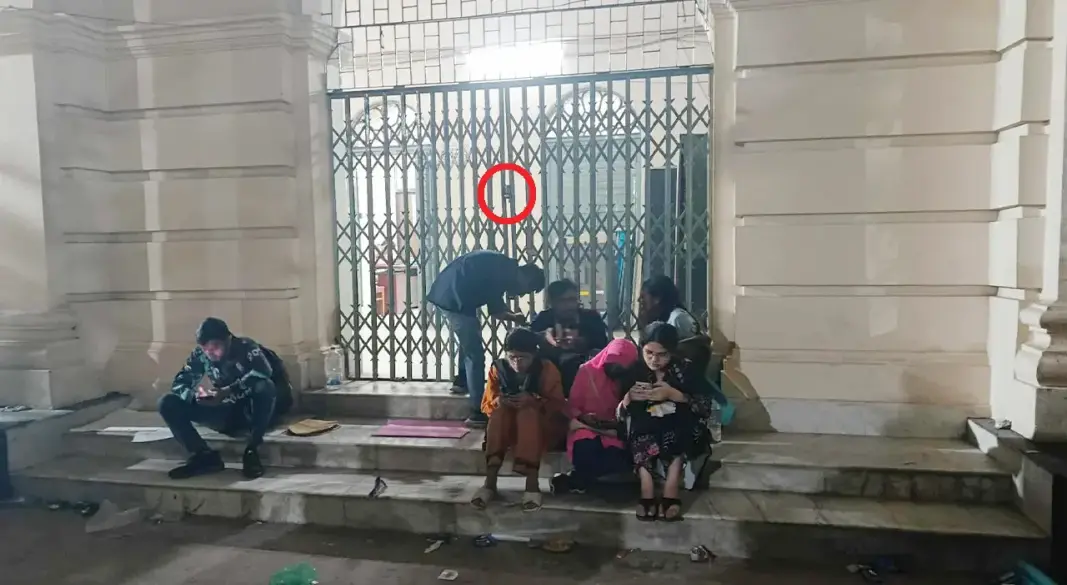 জবির প্রশাসনিক ভবনে তালা ঝুলিয়ে উপাচার্য-কোষাধ্যক্ষকে অবরুদ্ধ করে রাখা হয়।