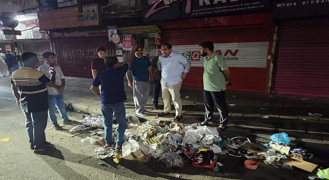 রাজধানীর বর্জ্য ব্যবস্থাপনা কার্যক্রম পরিদর্শন করেন স্থানীয় সরকার, পল্লী উন্নয়ন ও সমবায় প্রতিমন্ত্রী মীর শাহে আলম। বুধবার রাতে, রাজধানী কাকলী এলাকায়।ছবি: সংগৃহীত