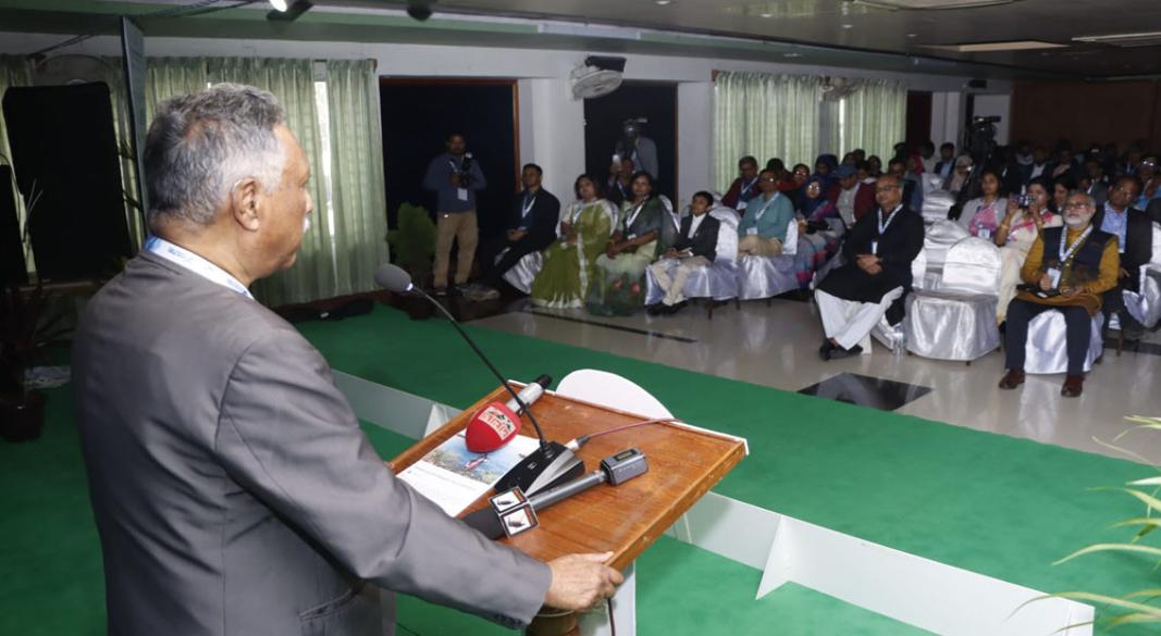 খুলনা নগরীর সিএস আভা সেন্টারে তৃতীয় উপকূলীয় সম্মেলনে রবিবার মূল প্রবন্ধ উপস্থাপন করেন পরিবেশ, জলবায়ু ও পানি বিশেষজ্ঞ প্রফেসর ড. আইনুন নিশাত।