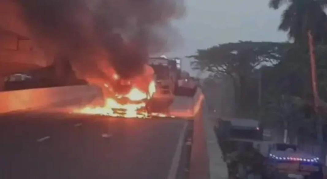 টঙ্গীতে উড়াল সড়কে একটি চলন্ত প্রাইভেটকারে ভয়াবহ অগ্নিকাণ্ড ঘটেছে। ছবি : সংগৃহীত