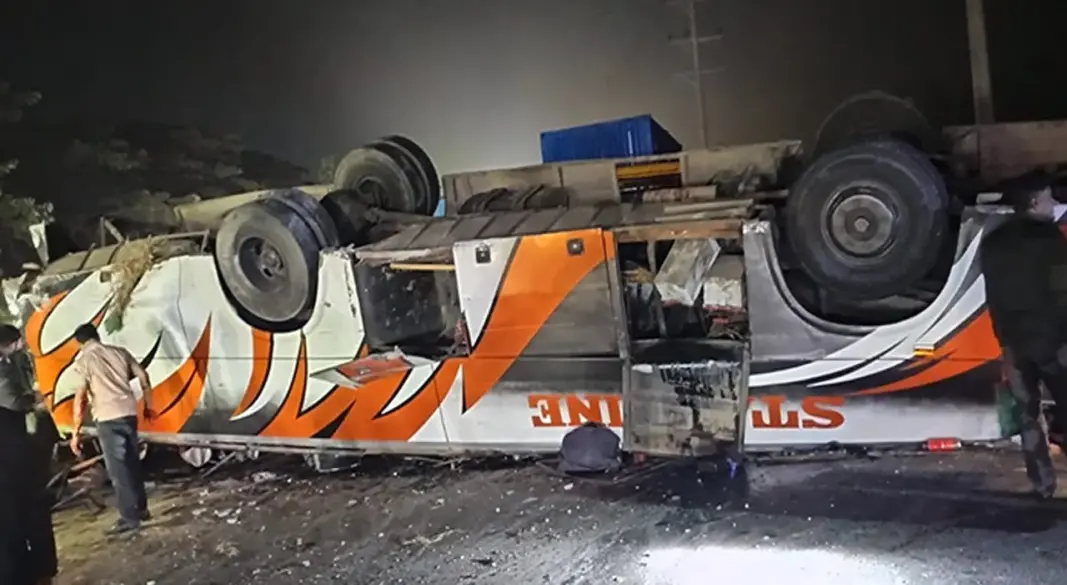 ঢাকা-চট্টগ্রাম মহাসড়কে উল্টে পড়ে আছে স্টার লাইন পরিবহনের একটি যাত্রীবাহী বাস। ছবি : সংগৃহীত