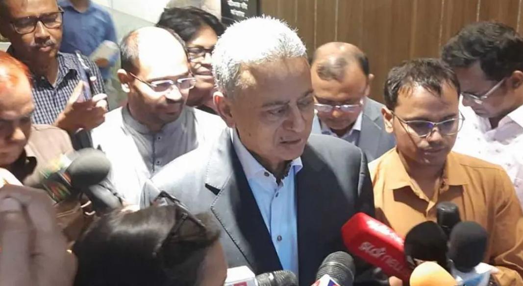 আইএমএফের প্রতিনিধিদলের সঙ্গে বৈঠক শেষে সাংবাদিকদের সঙ্গে কথা বলেন অর্থমন্ত্রী আমির খসরু মাহমুদ চৌধুরী। ছবি: সংগৃহীত