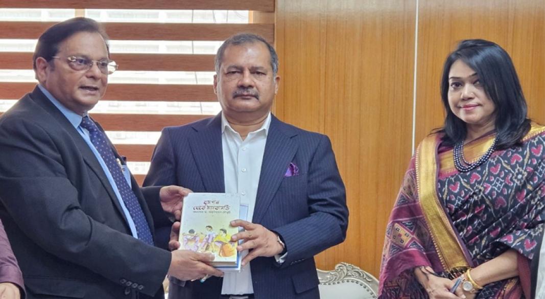 আজ সচিবালয়ে মাদকবিরোধী সংগঠন ‘মানস’-এর প্রতিষ্ঠাতা সভাপতি ডা. অরূপ রতন চৌধুরী তথ্যমন্ত্রী জহির উদ্দিন স্বপনের সঙ্গে সৌজন্য সাক্ষাৎ করেন