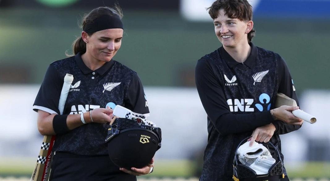 বিশ্বরেকর্ড গড়ে নিউজিল্যান্ডকে জিতিয়ে মাঠ ছাড়ছেন আমেলিয়া কার ও কেইলি নাইট। ছবি : সংগৃহীত