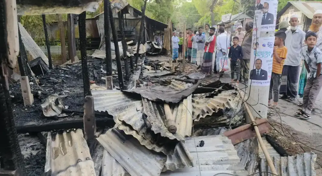 ঘটনাস্থলে উৎসুক জনতার ভিড়।ছবি : সংগৃহীত