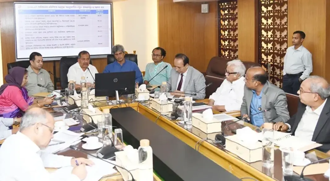 বুধবার তথ্য মন্ত্রণালয়ের সভাকক্ষে এডিপি অন্তর্ভুক্ত চলমান প্রকল্পের অগ্রগতি ও পর্যালোচনা সভায় তথ্যমন্ত্রী জহির উদ্দিন স্বপন।