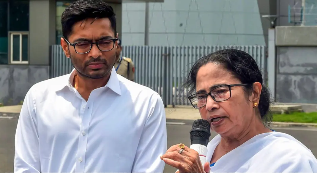 অভিষেক ব্যানার্জী ও সাবেক মুখ্যমন্ত্রী মমতা বন্দ্যোপাধ্যায়। ছবি : সংগৃহীত