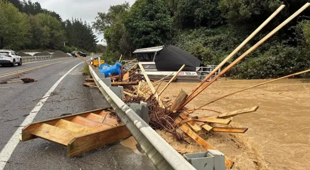 বন্যার পানি পৌঁছে গেছে উঁচু সড়কেও। ছবি : সংগৃহীত