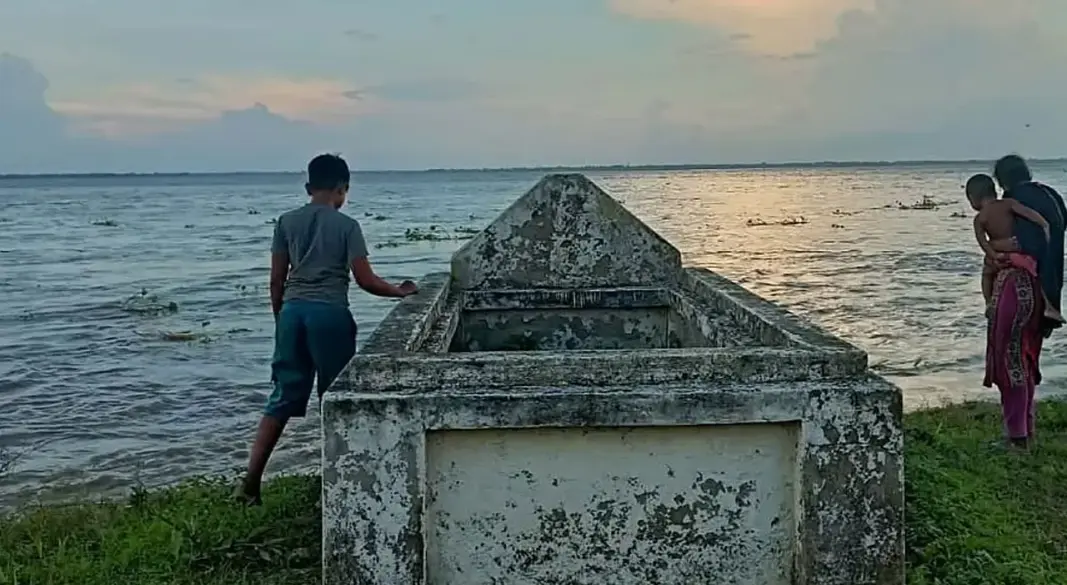 উপজেলার হরিহরদিয়া এলাকার জীবন মোল্লার পিতামহ (বাবার দাদা) মাঈন উদ্দীন মোল্লার কবর। ছবি: সংগৃহীত