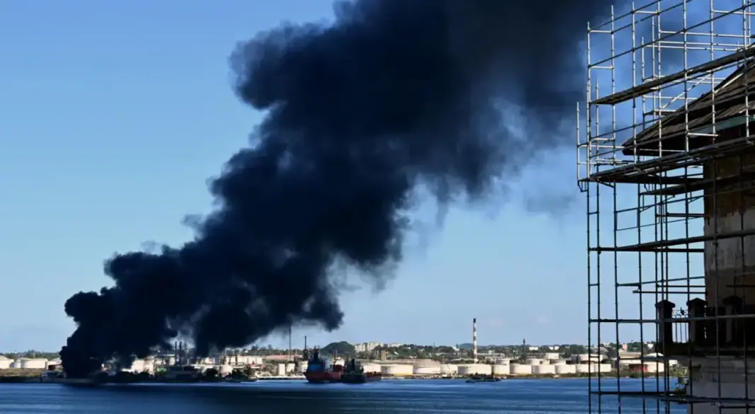 তেল রিফাইনারিতে আগুন। ছবি: সংগৃহীত