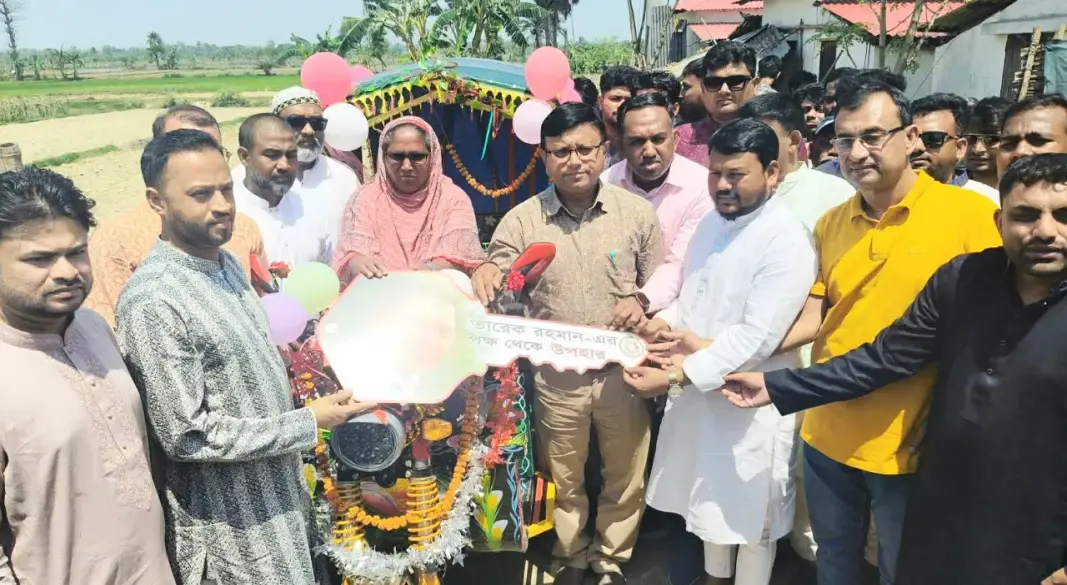 রাজশাহীর অসহায় টুলি বেগমকে প্রধানমন্ত্রীর পক্ষ থেকে অটোরিকশা উপহার।