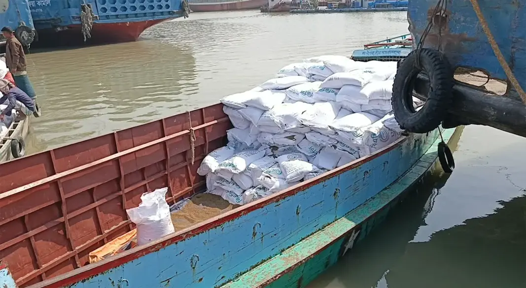 লক্ষ্মীপুরে অবৈধভাবে নদীপথে পাচারকালে সার জব্দ করেছে ভ্রাম্যমাণ আদালত।