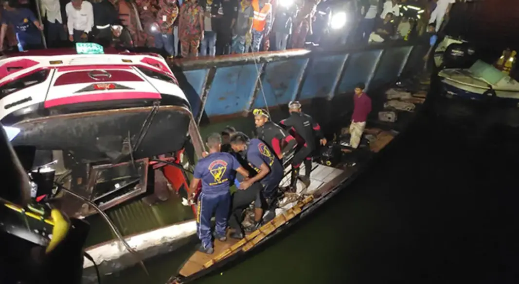 দ্মায় তলিয়ে যাওয়া বাস উদ্ধার। ছবি : সংগৃহীত