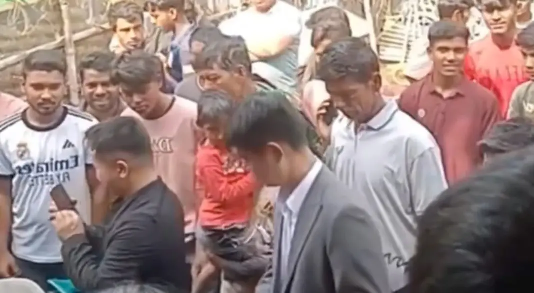 ঘটনাস্থলে উৎসুক জনতার ভিড়। ছবি: সংগৃহীত