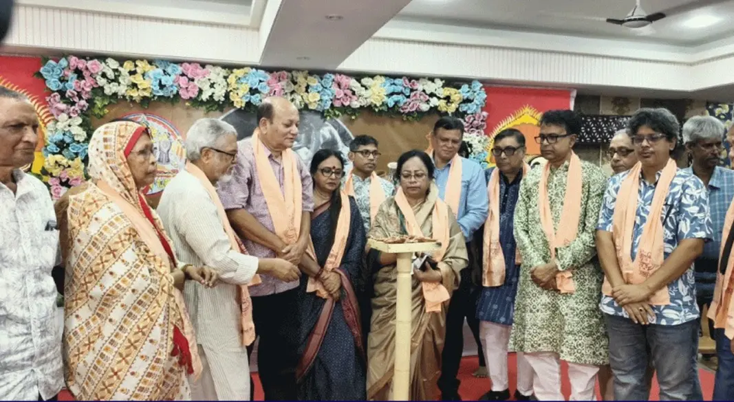 দেশের বিভিন্ন অঞ্চলের ১৮ জন প্রবীণ ও দক্ষ মৃৎশিল্পীকে বিভিন্ন বিভাগে সম্মাননা প্রদান করা হয়। ছবি: সংগৃহীত
