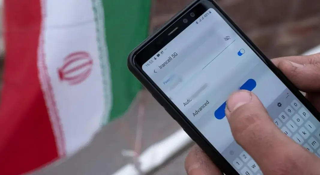 ইরানের পতাকা ও মোবাইল হাতে এক ব্যবহারকারী। ছবি : সংগৃহীত