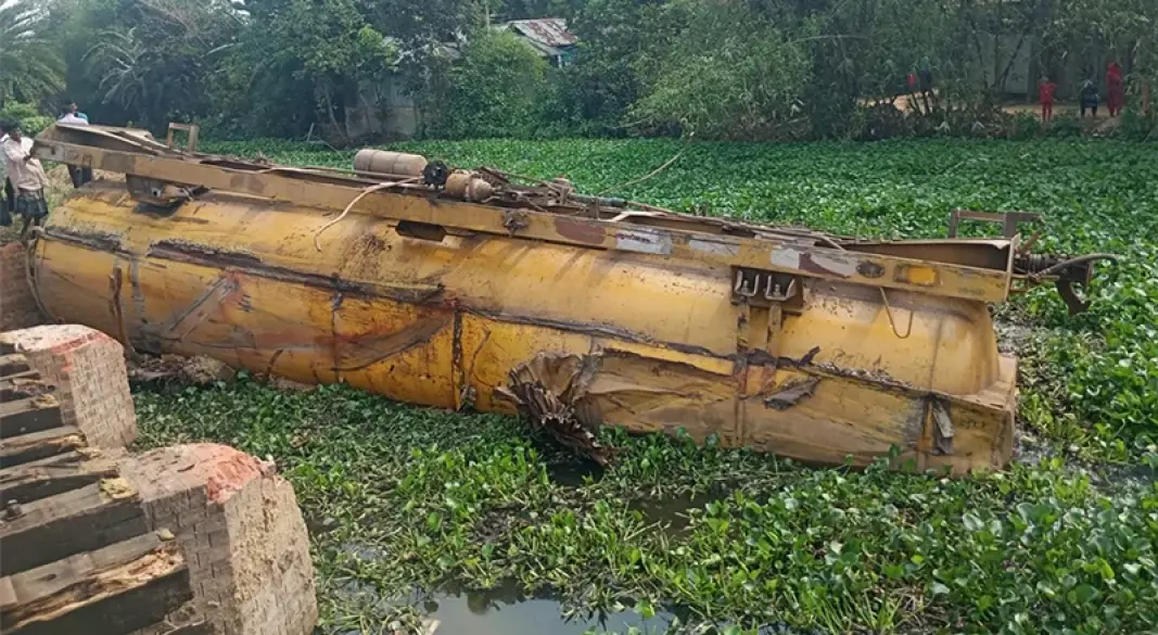 একটি ওয়াগন সেতুর নিচে খাদে পড়ে যাওয়ায় উদ্ধার কাজ জটিল হয়ে পড়েছে