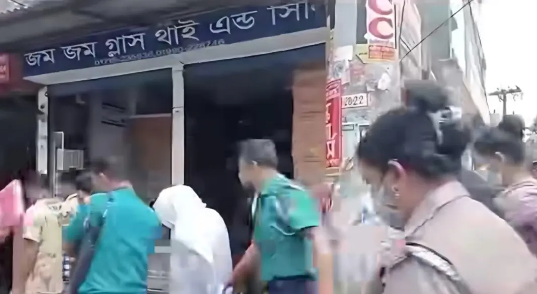 গাজীপুরে আবাসিক হোটেলে অভিযান চালিয়ে ৭ জনকে আটক করে পুলিশ। ছবি : সংগৃহীত