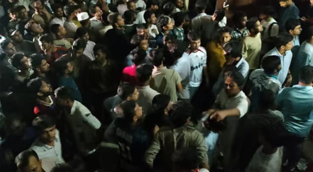 প্রকৌশল অনুষদের সামনে দুই পক্ষের হট্টগোল। ছবি: সংগৃহীত