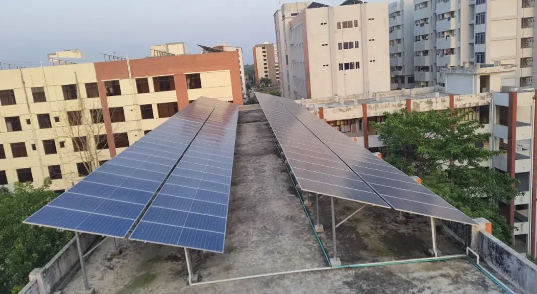 বিশ্ববিদ্যালয়ের ভবনে সোলার সিস্টেম।