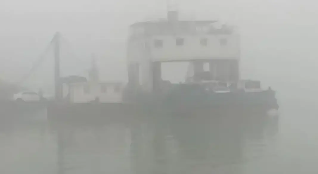 ঘনকুয়াশার কারণে দৌলতদিয়া-পাটুরিয়া নৌরুটে ফেরি চলাচল সাময়িকভাবে বন্ধ রয়েছে। পুরোনো ছবি