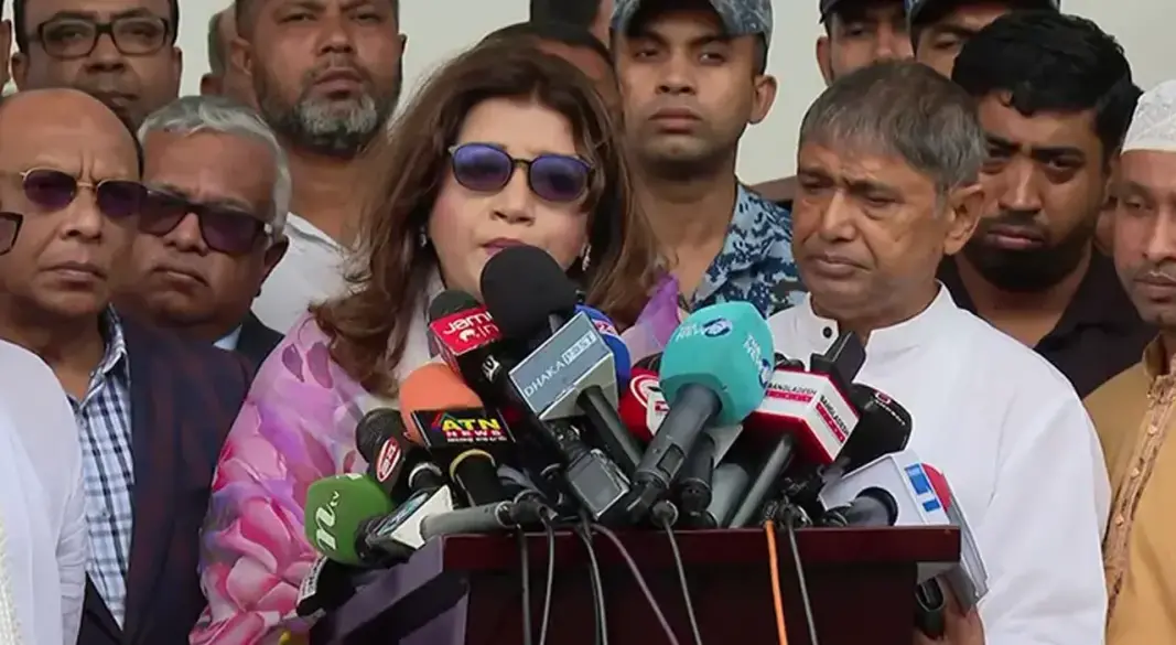 বিমানবন্দরে কথা বলছেন পররাষ্ট্র প্রতিমন্ত্রী শামা ওবায়েদ। ছবি : সংগৃহীত