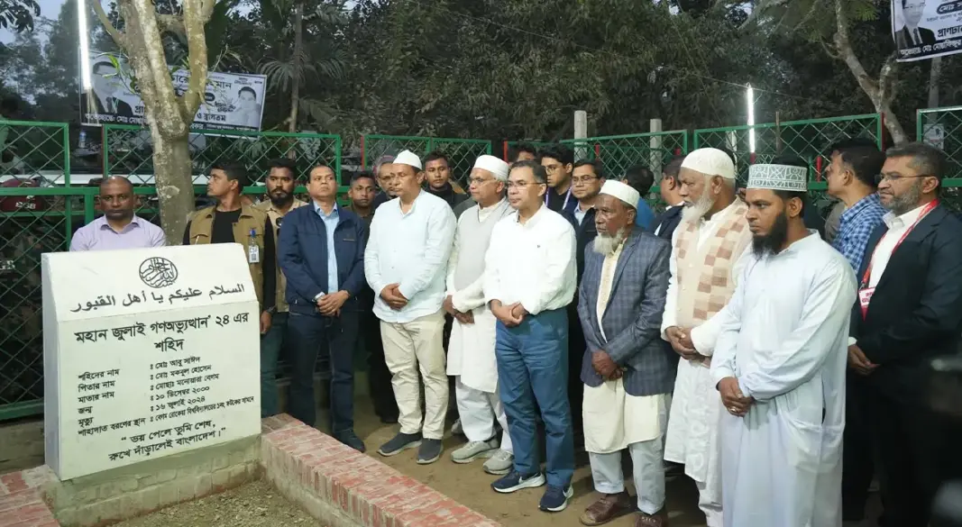 শহীদ আবু সাঈদের কবর জিয়ারত করেন তারেক রহমান। ছবি : সংগৃহীত