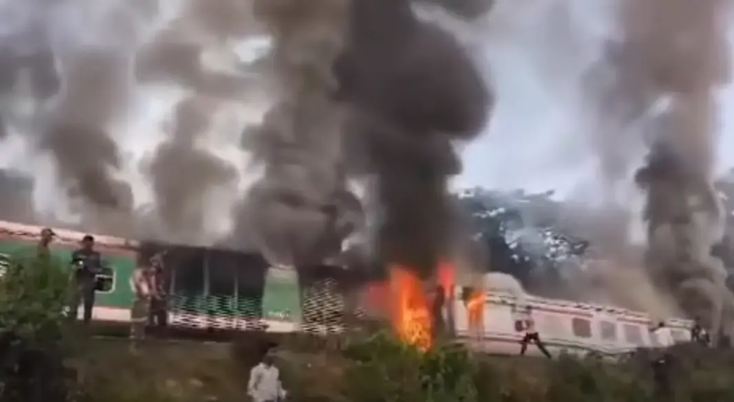 আগুনে পুড়ছে রেলের ইঞ্জিন। ছবি: সংগৃহীত