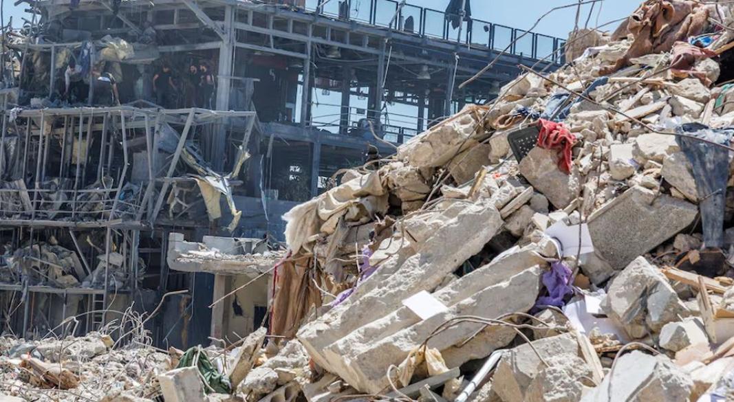ইসরাইলি হামলায় ধ্বংসস্তূপে পরিণত হয়েছে লেবাননের একটি রেস্তোরাঁ। ছবি: সংগৃহীত