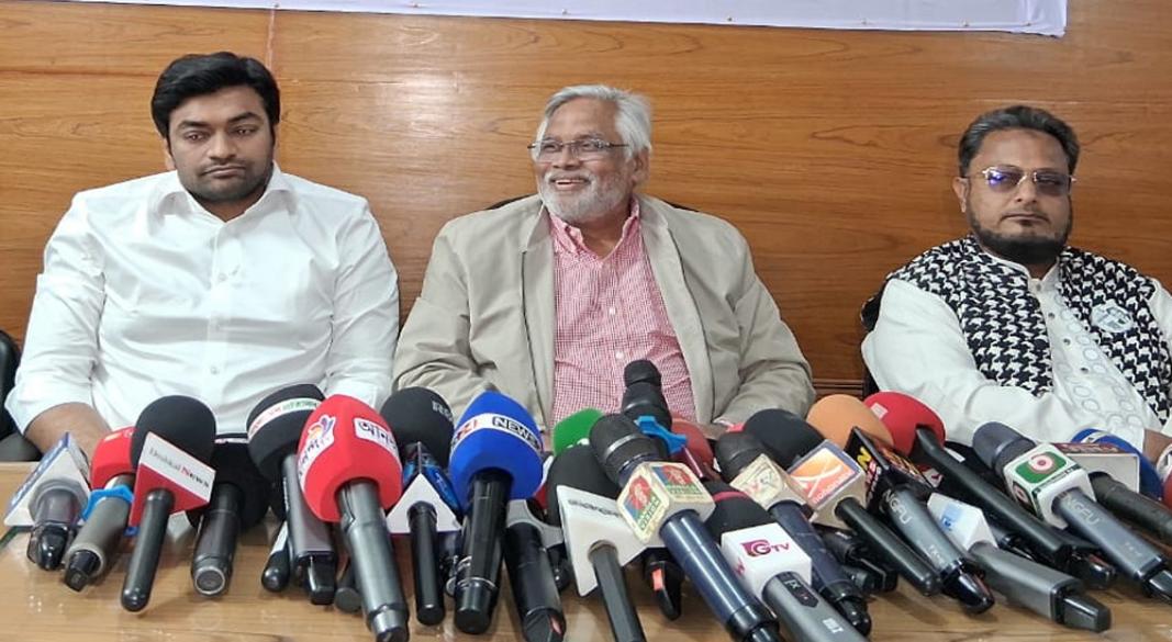 সংবাদ সম্মেলনে বক্তব্য দেন আমানউল্লাহ আমান