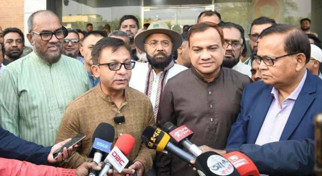 সিলেট ওসমানী আন্তর্জাতিক বিমানবন্দরে শুভেচ্ছা বিনিময় শেষে সাংবাদিকদের সঙ্গে কথা বলেন বাণিজ্য, শিল্প এবং বস্ত্র ও পাটমন্ত্রী খন্দকার আব্দুল মুক্তাদির। ছবি: সংগৃহীত